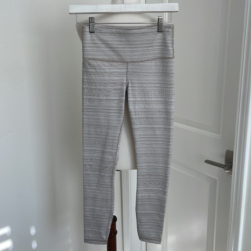EUC Athleta textured stretchy leggings